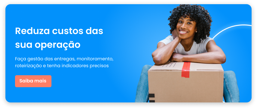 Reduza custos das sua operação, mulher sorrindo apoiada em uma caixa