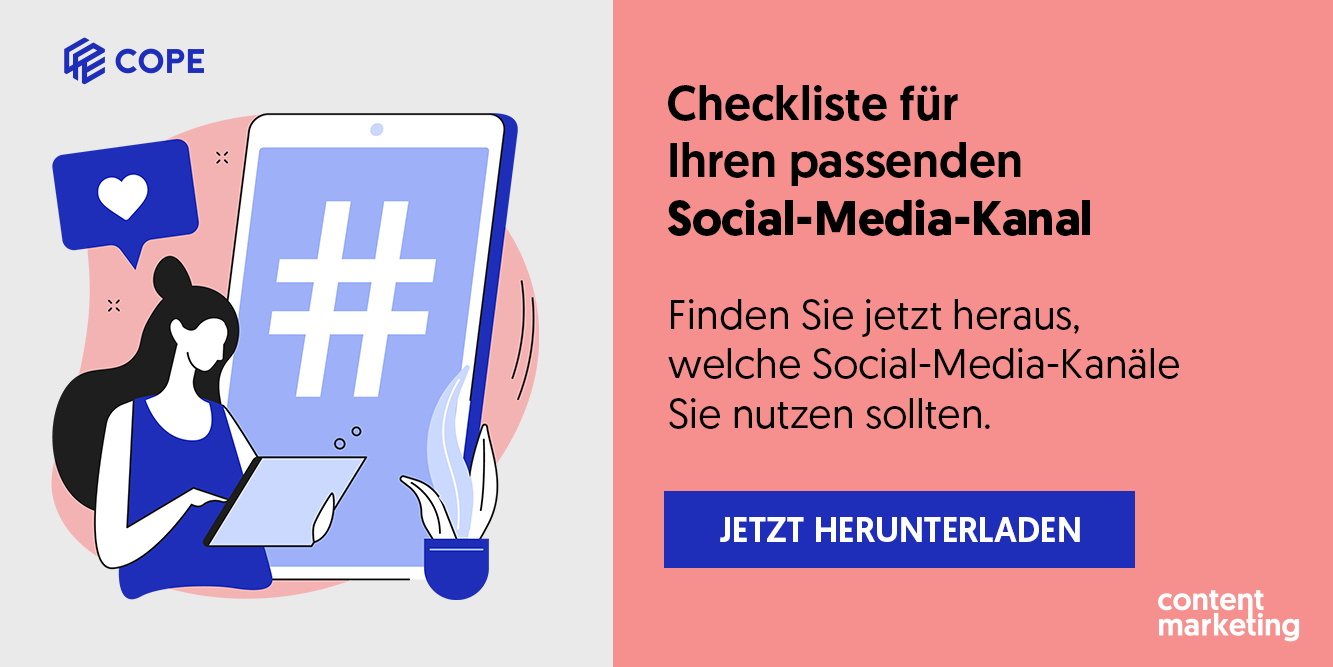 Blaues Tablet im Hintergrund mit einem # in der Mitte, im Vordergrund eine Frau, die am Tablet tippt